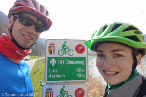 Die Österreicher konnten sich leider kein echtes Grenzschild leisten, deshalb mussten wir mit dem ersten Radwege Schild ein Photo machen.