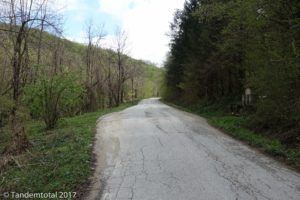 Wir bewegen uns auf kleinen Straßen durch die Balkan Berge