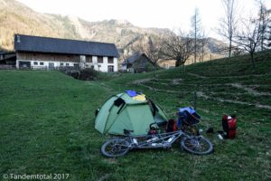 Die zweite Nacht im Zelt. Wir durften auf der Wiese bei einem Bauernhof zelten.