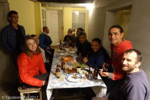 Und sind bei unserem Host in Novi Sad und wurden direkt bei den Nachbarn zum Geburtstag eingeladen.