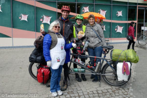 Zwei Langosch für uns von den netten Marktfrauen