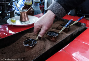 Türkischer Kaffee aufgekocht in heißem Sand
