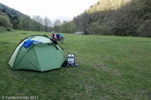 Die Holzhütte im Hintergrund ist die "Therme", die leider Nachts als Partylocation genutzt wurde