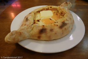 Chatschapuri gefüllt mit Käse, Butter und Ei