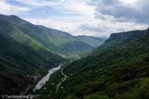 Leider müssen wir aufgrund eines eingestürzten Tunnels das Flusstal verlassen und über einen Berg umfahren