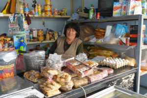 Tante Emma Läden gibt es überall - hier halten wir und bekommen zwei Kaffee geschenkt