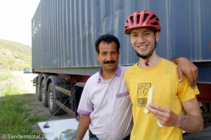 Eine geschenkte Melone eines entgegenkommenden iranischen LKW Fahreres, ein erster Vorgeschmack auf den Iran.