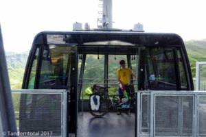 Super komfortabel ein Tal überbücken - einfach ebenerdig in die Gondel rollen