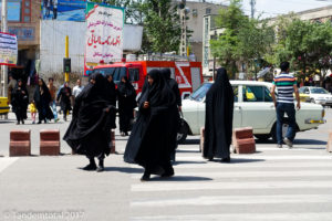 Der Taschador (Ganzkörperschleier) wird auch noch von vielen Frauen getragen