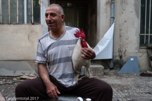 Shafi unser Gastgeber in Gonbad mit seinem geliebten Hahn.