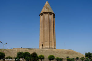 Gonbad-e Qabus ein 52m hoher Ziegelstein Turm.