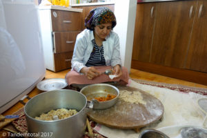 Wir werden oft reichlich von den so gastfreundlichen Iranerinnen bekocht.