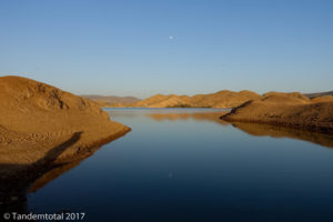 Abendstimmung an einem plötzlich aus dem Nichts in der Wüste aufgetauchten See.