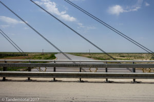 Der Karakumkanal, ein 1400km langer Bewässerungskanal für den Baumwollanbau in Turkmenistan. Gleichzeitig verantwortlich für das Austrocknen des Aralsees.