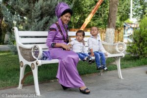 Nach viel schwarz im Iran, freuen wir uns über die bunten Kleider in Turkmenistan