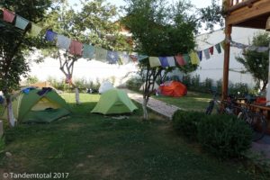 Traumhafter Garten, voll mit Radlern bei Vero in Dushanbe
