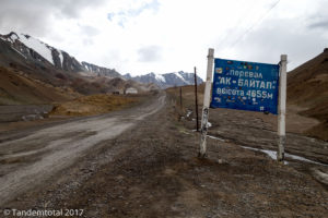Das Passschild für den höchsten Pass unserer Reise steht seltsamerweise bereits 5km vor der Passhöhe