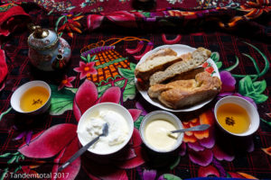 Yakjoghurt mit Tee und Brot