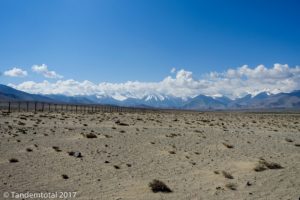 Wir fahren einige 100km am tajikisch chinesischen Grenzzaun entlang